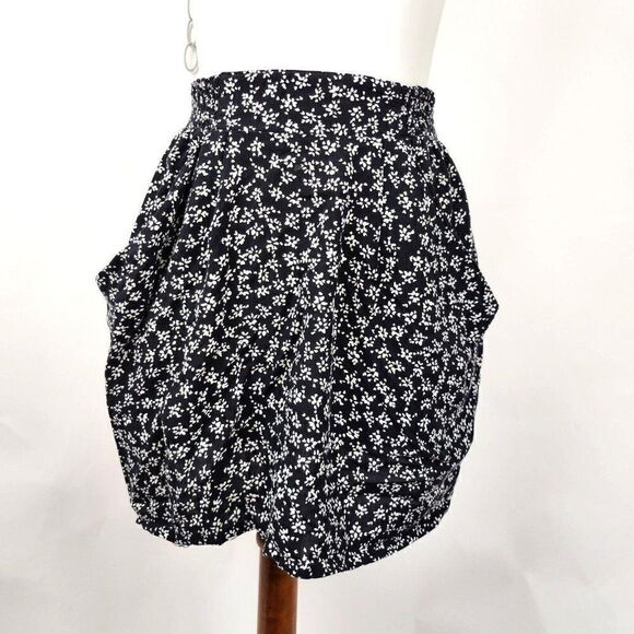 H&M Black & Ivory Floral Flower Mini Skirt with Pockets Elastic Waist Soft Sz 6 - Picture 1 of 5